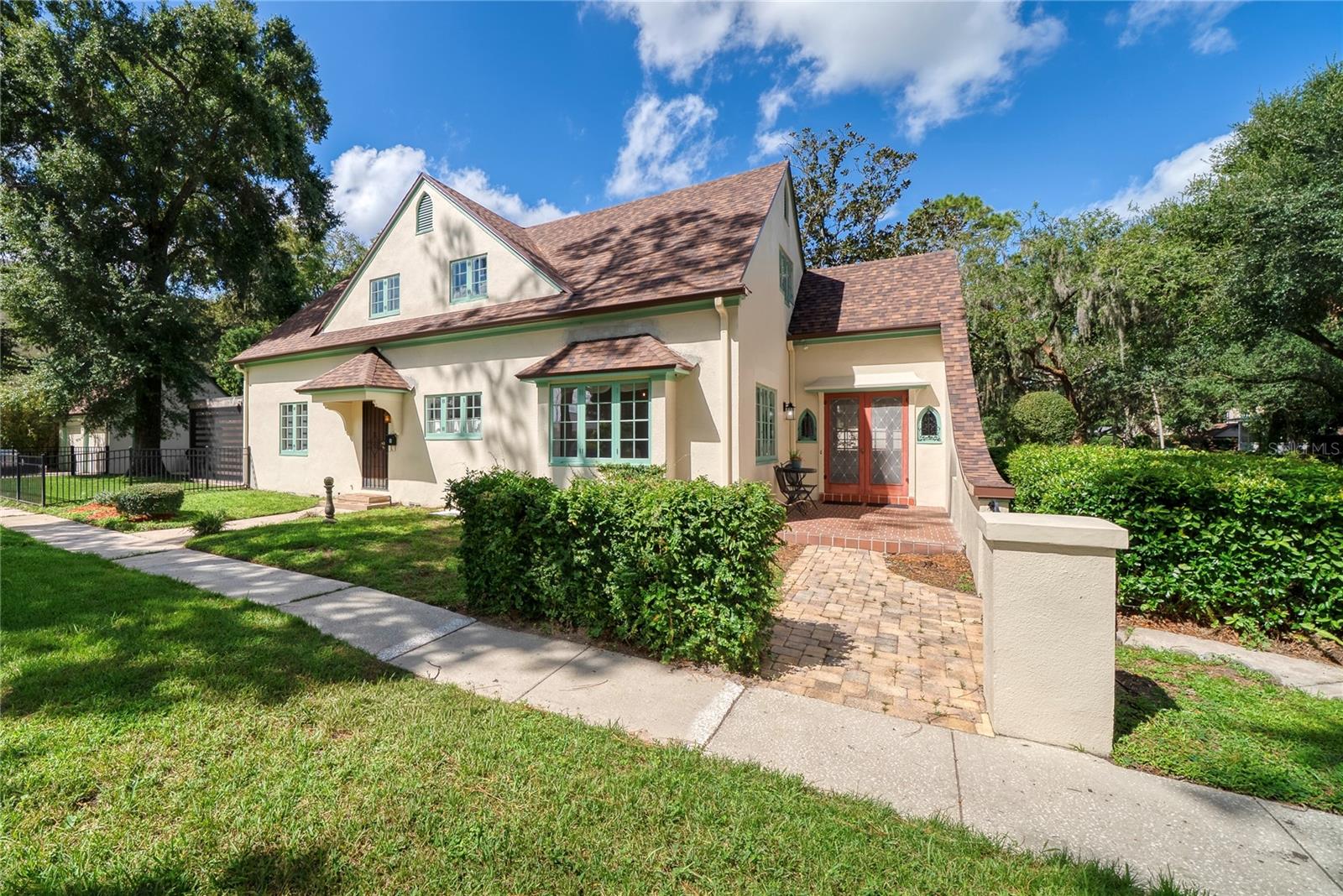1216 GOLDEN LANE