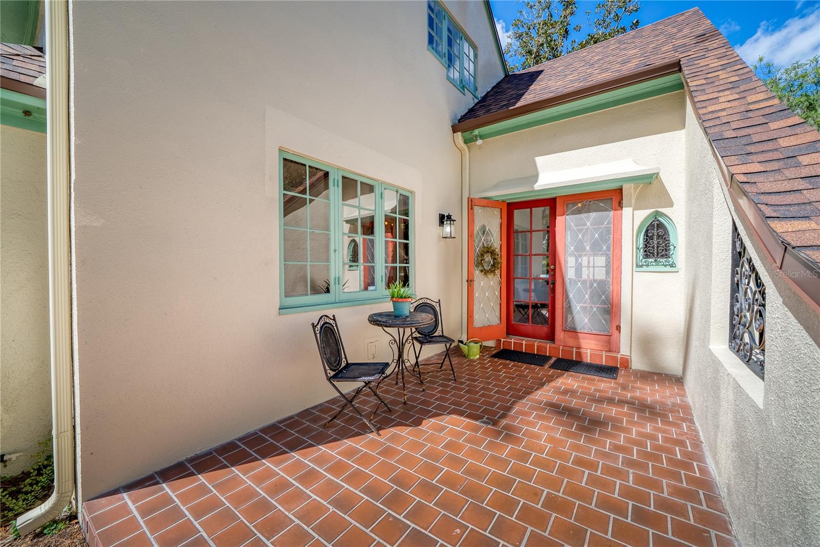 1216 GOLDEN LANE