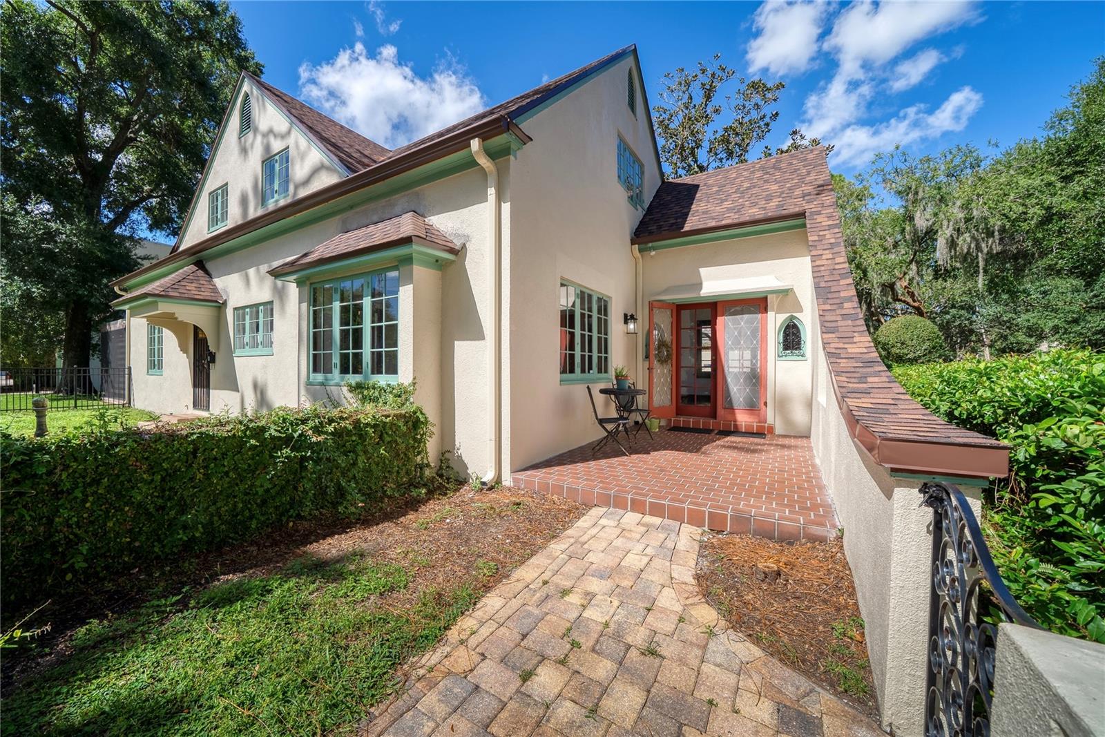 1216 GOLDEN LANE