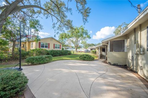 A home in LAKELAND