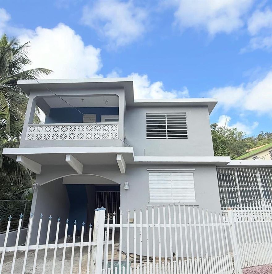 NEW LISTING IN FAJARDO. ONLY $139,000. CASH SALE. EXCELLENT INVESTMENT PROPERTY. STRATEGIC LOCATION JUST 4 MINUTES FROM DOWNTOWN, 5 MINUTES FROM THE SHOPPING CENTER, 8 MINUTES FROM THE BEACH, 9 MINUTES FROM THE PUERTO CHICO MARINA, AND MINUTES FROM CONQUISTADOR, LAS CROABAS, SEVEN SEAS, BEACH, MARINA ROOSEVELT, AND LUQUILLO. THIS PROPERTY HAS 2 LEVELS. THE GROUND FLOOR HAS 3 BEDROOMS (CONVERTIBLE TO 4), A LIVING ROOM, KITCHEN, 1-BATHROOM,DINING ROOM, AND AN EXTERIOR PATIO AREA WITH A LAUNDRY ROOM AND CARPORT FOR 1 CAR. UPSTAIRS: 1-BEDROOM, 1-BATHROOM APARTMENT WITH LIVING ROOM, KITCHEN, AND DINING AREA WITH BALCONY, LAUNDRY ROOM, AND A HUGE TERRACE IDEAL FOR A BBQ, POOL, OR EXPANSION TO CREATE MORE ROOMS. THE PROPERTY HAS 600 SQUARE METERS OF LAND AND 2,134 SQUARE METERS OF CONSTRUCTION. CASH SALE ONLY. THE PROPERTY DOES NOT QUALIFY FOR FINANCING. THE WELL DOES NOT MEET THE REQUIRED DISTANCES FOR FINANCING.
