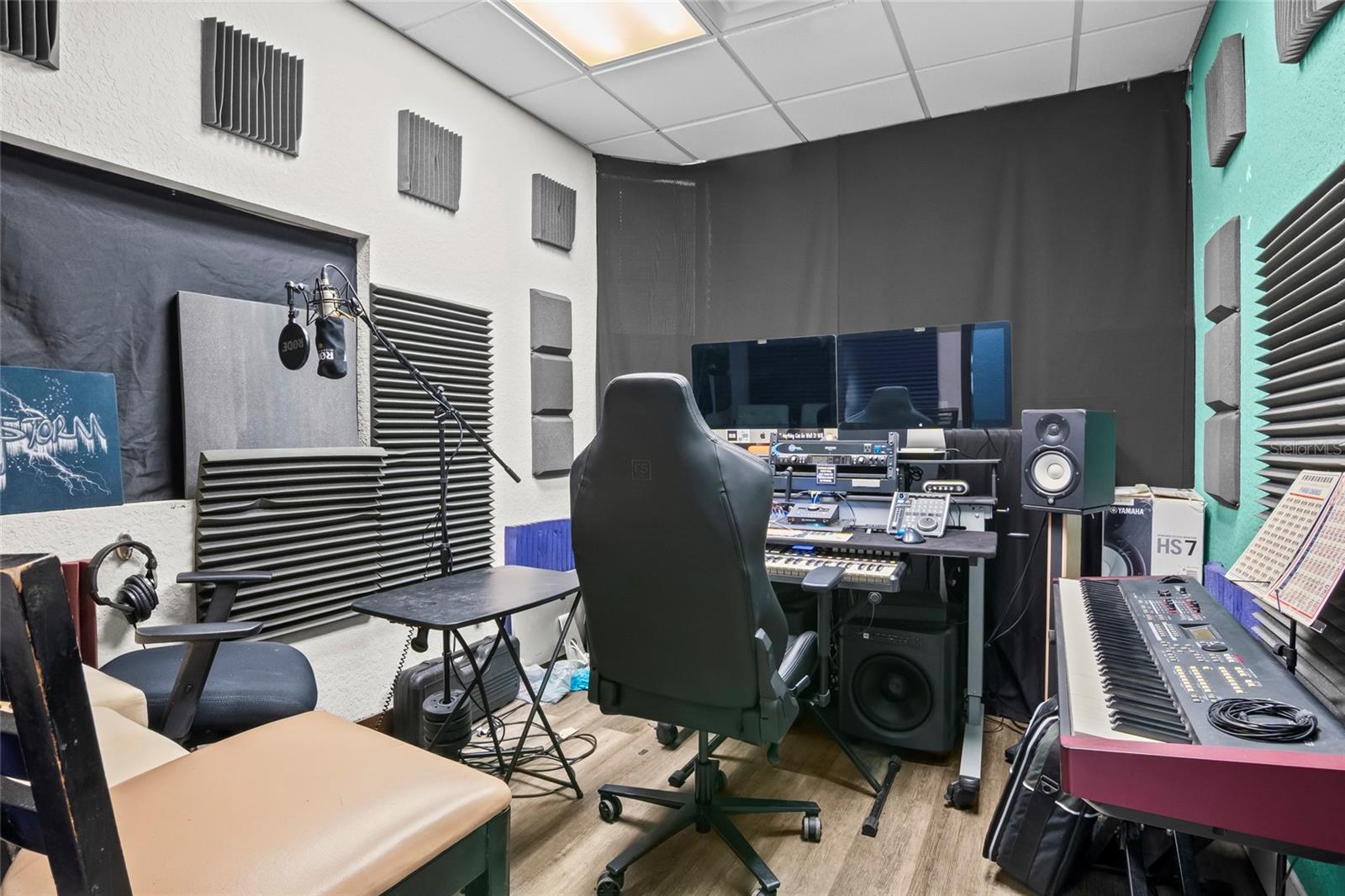 STARPOINTE 02 SERVICE CENTER - Commercial Lease