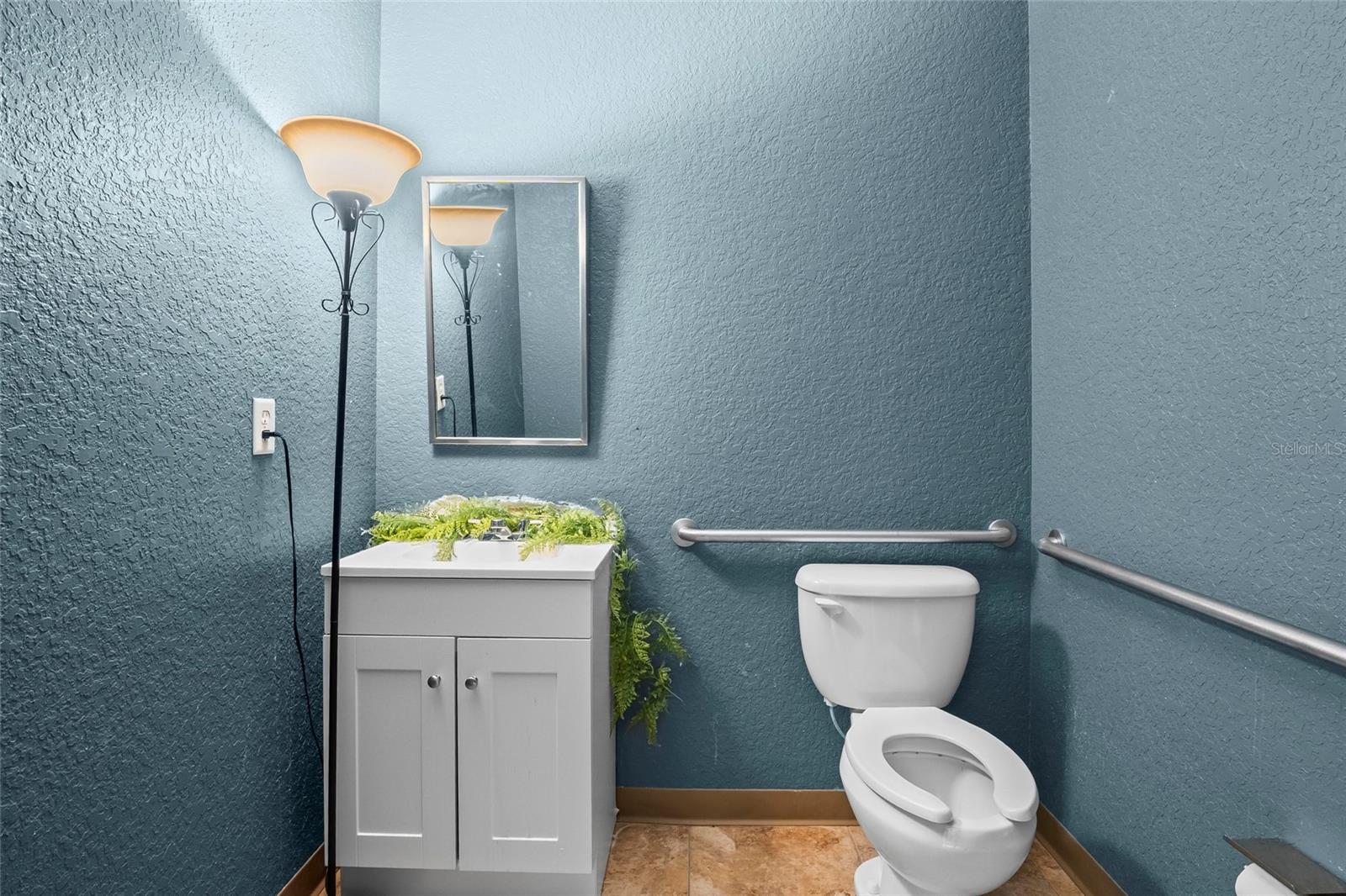 STARPOINTE 02 SERVICE CENTER - Commercial Lease