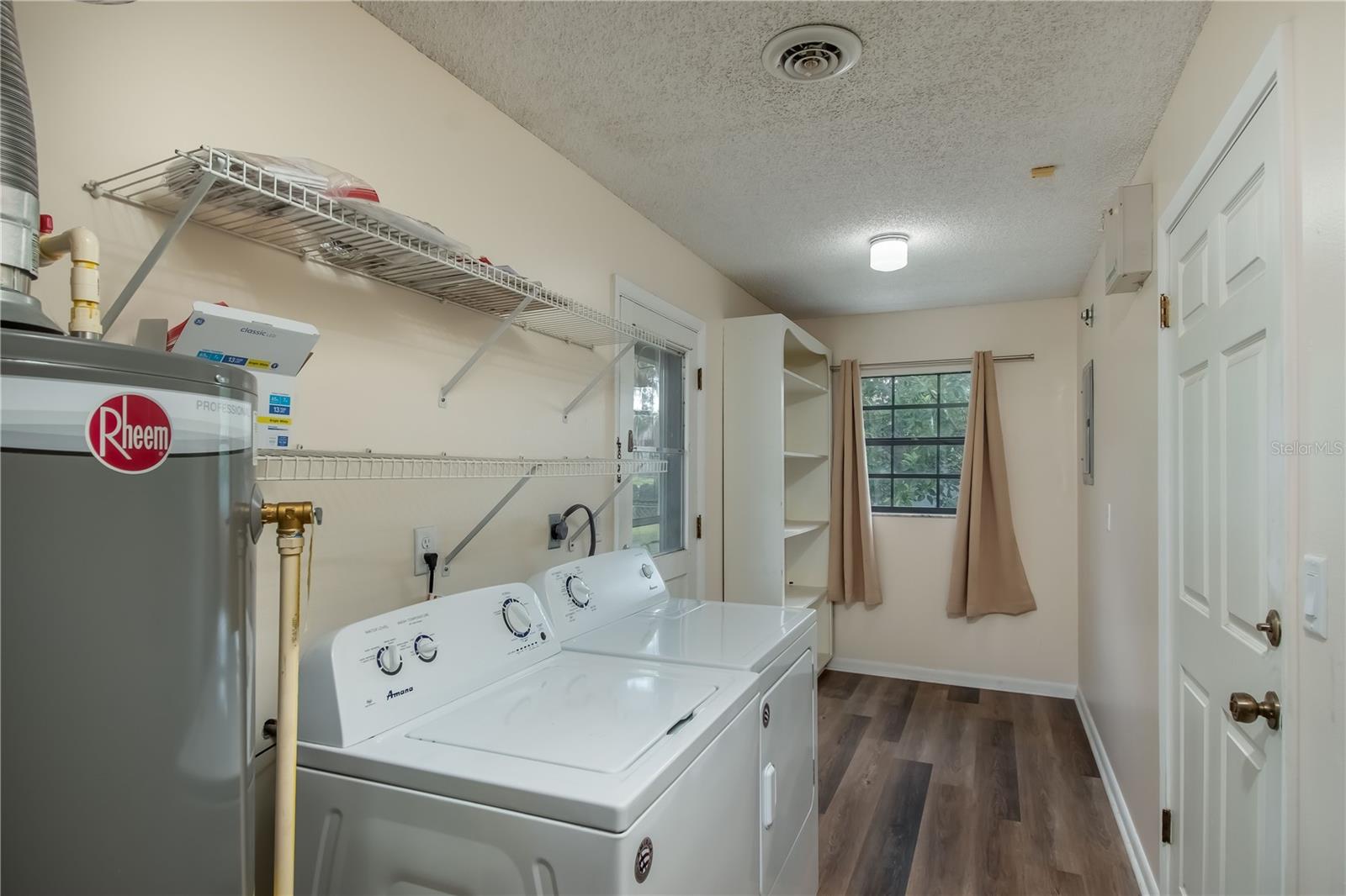 COUNTRY ESTATE - Residential Lease