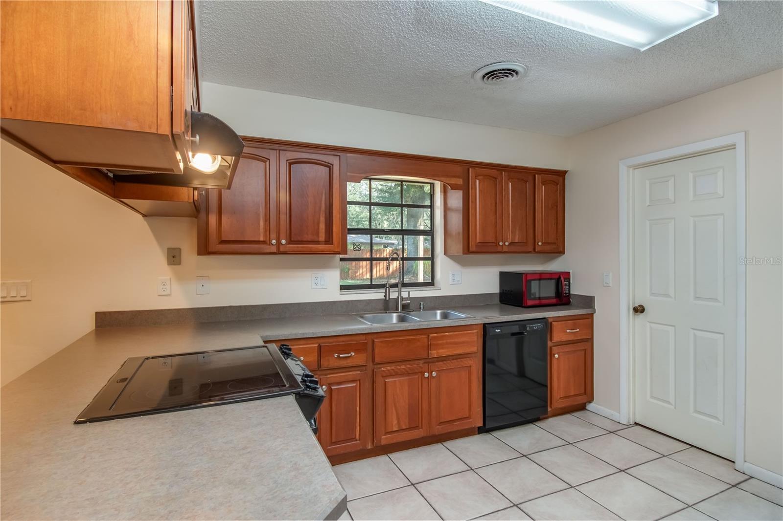 COUNTRY ESTATE - Residential Lease