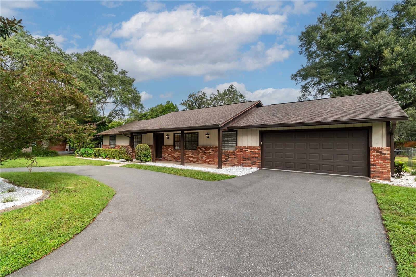 COUNTRY ESTATE - Residential Lease