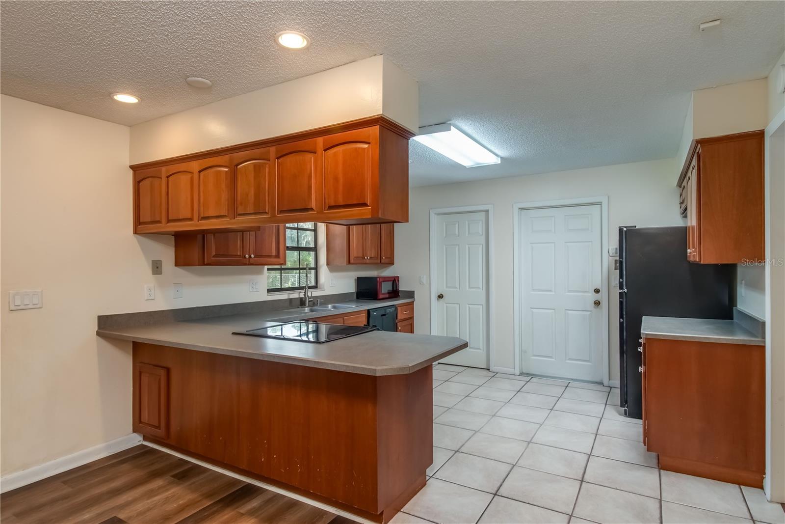 COUNTRY ESTATE - Residential Lease