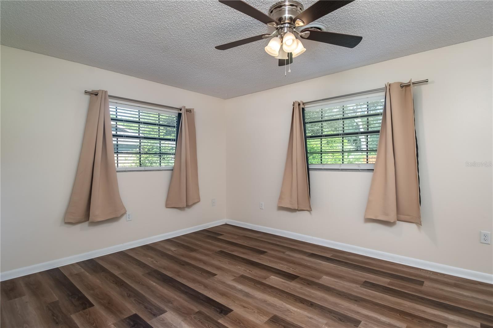 COUNTRY ESTATE - Residential Lease