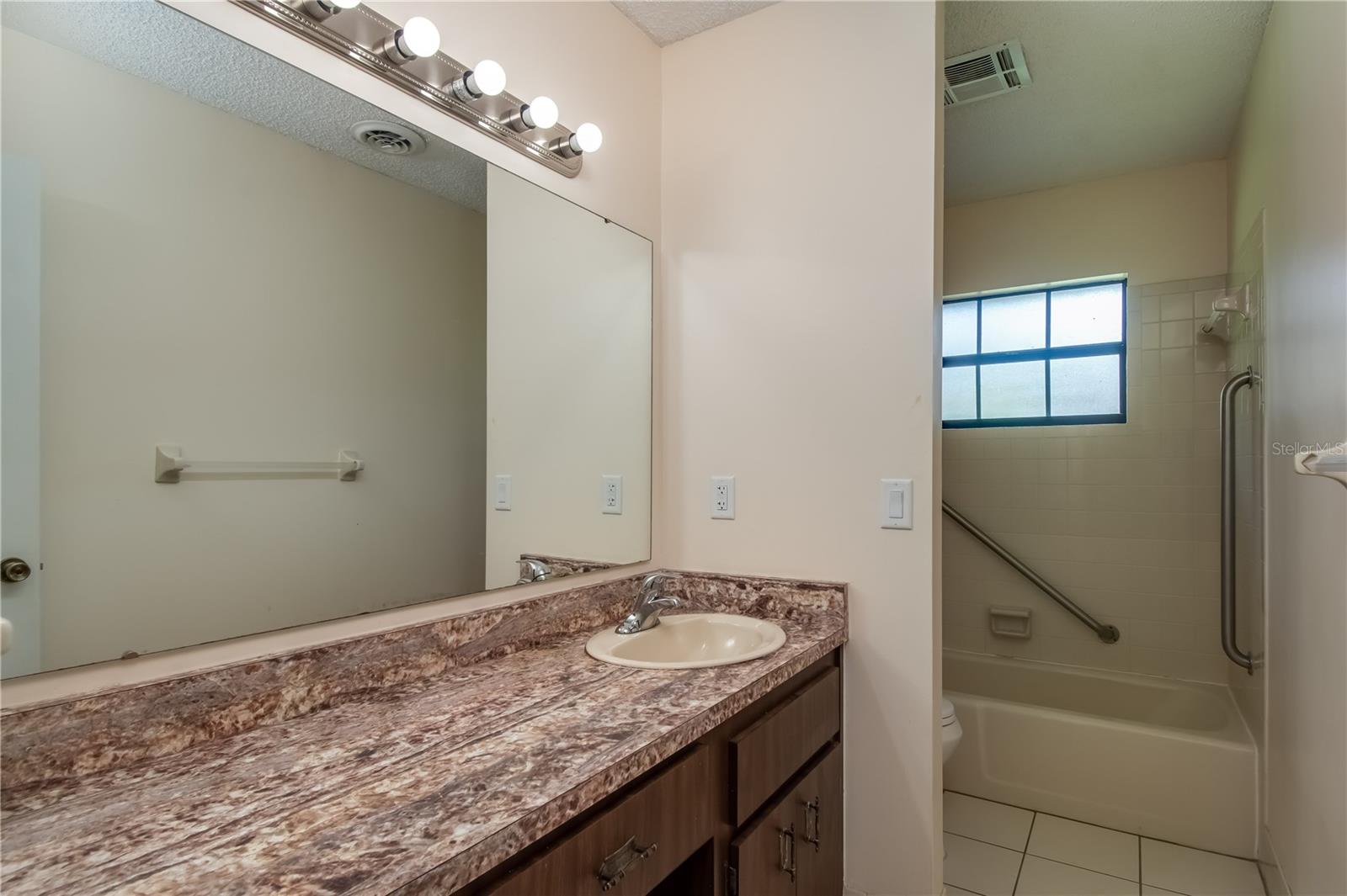 COUNTRY ESTATE - Residential Lease