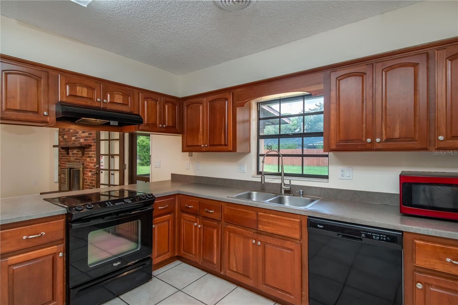 COUNTRY ESTATE - Residential Lease