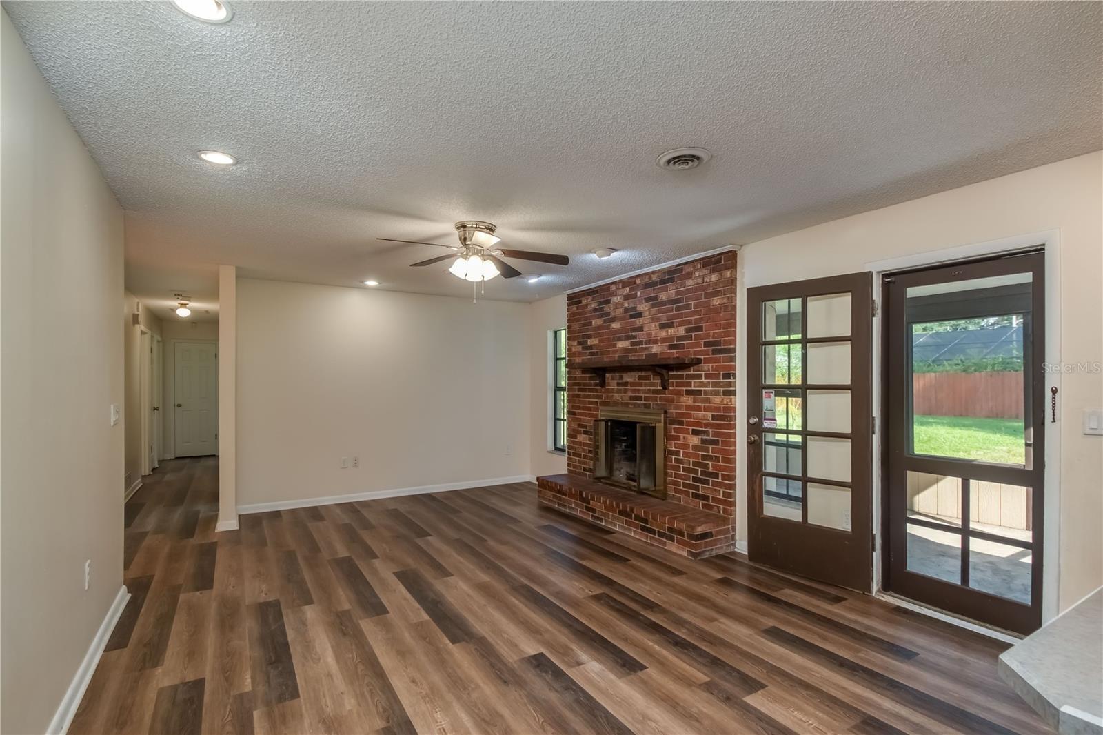 COUNTRY ESTATE - Residential Lease