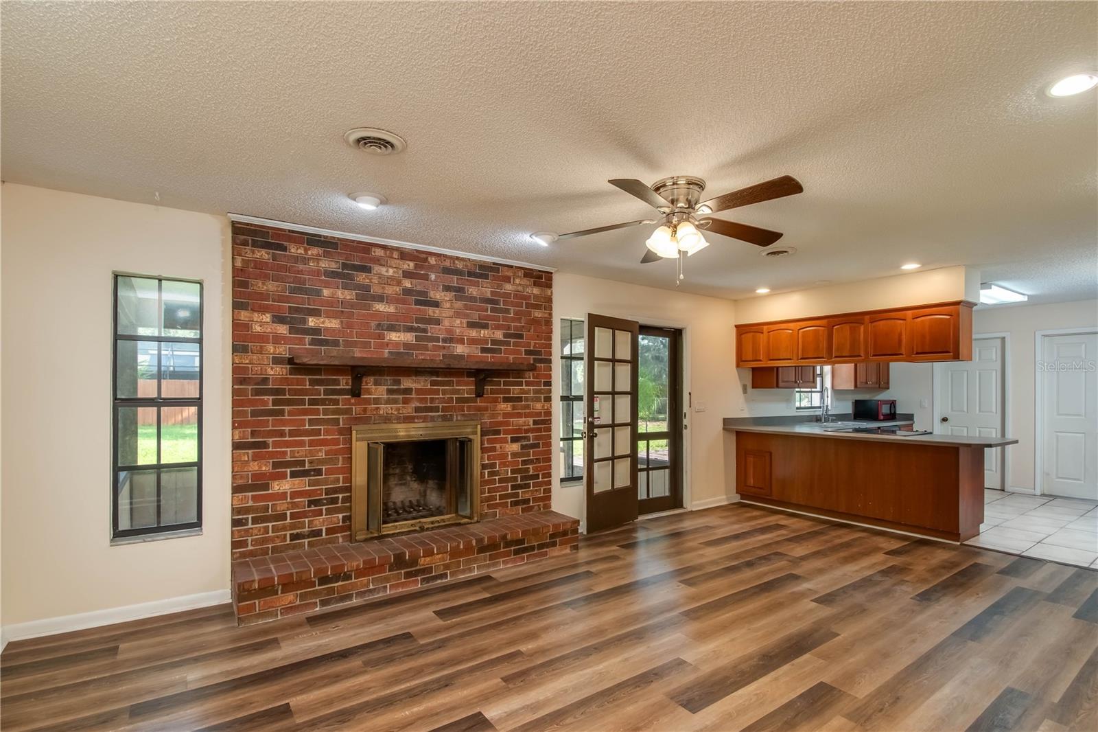 COUNTRY ESTATE - Residential Lease