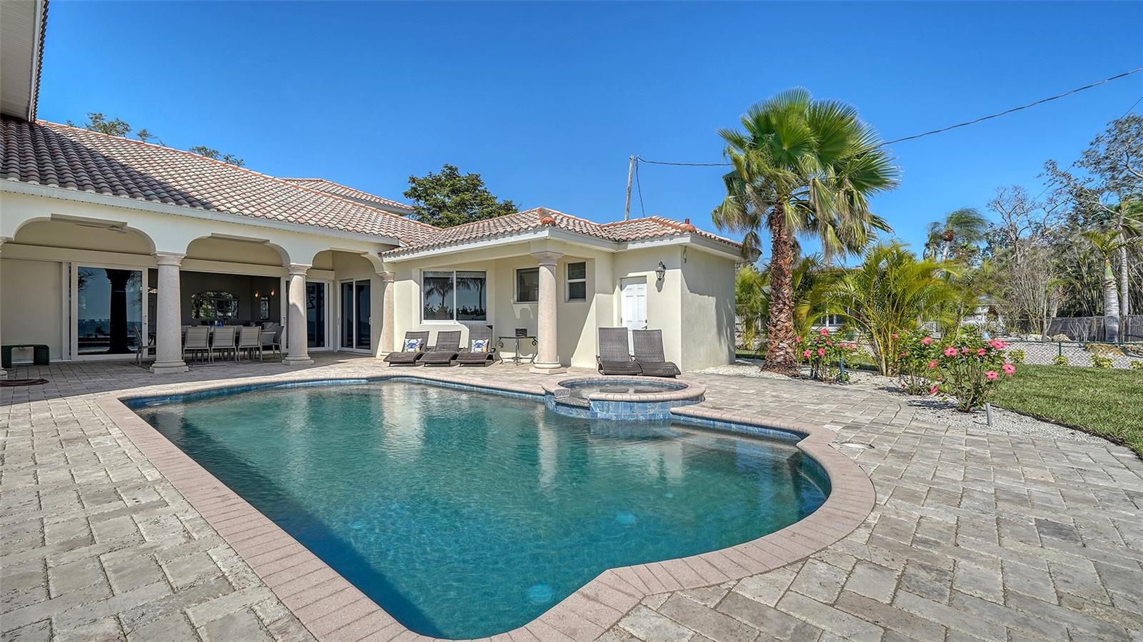 SAPPHIRE SHORES - Residential