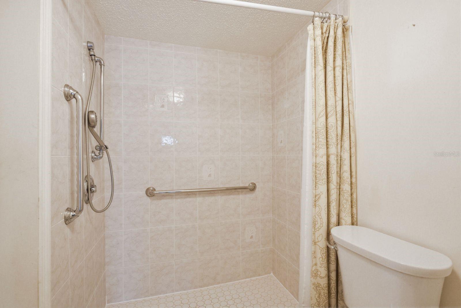 PENTHOUSE GROVES - Residential