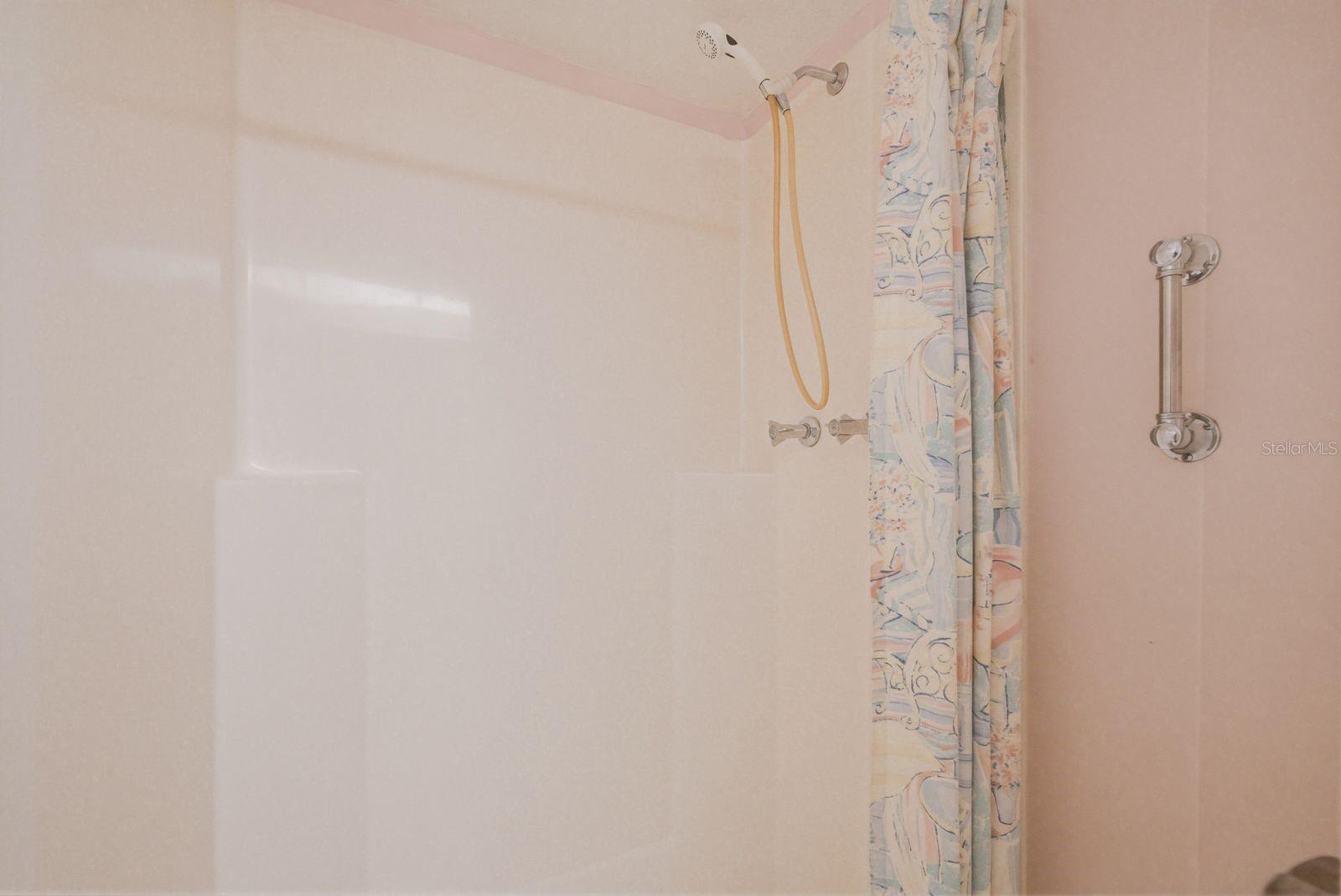 PENTHOUSE GROVES - Residential