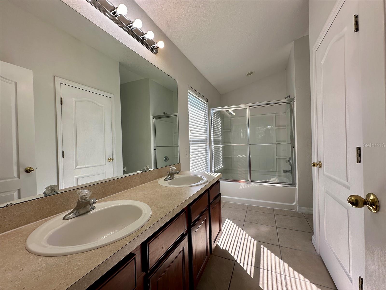 VILLAS AT ESTANCIA CONDO - Residential Lease