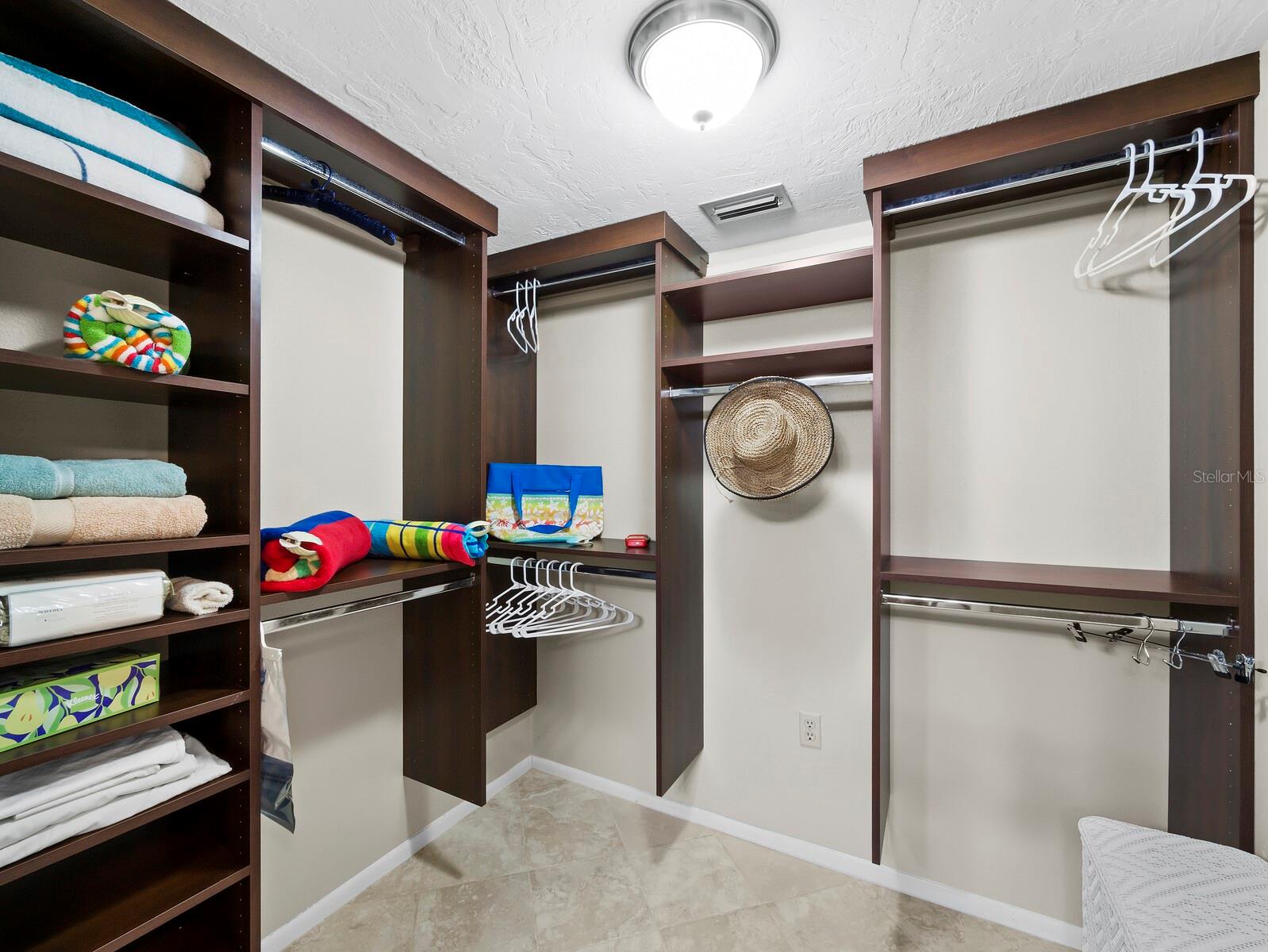 THE HOLLOWS PH I - Residential