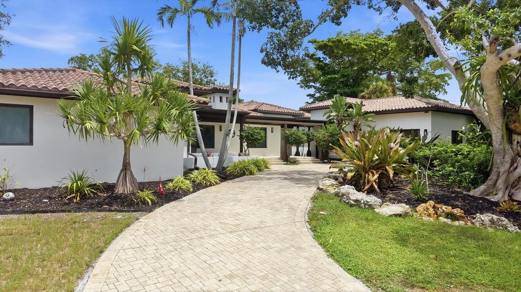 Photo of 829 Idlewild Way, Sarasota, FL 34242 (MLS # A4703817)