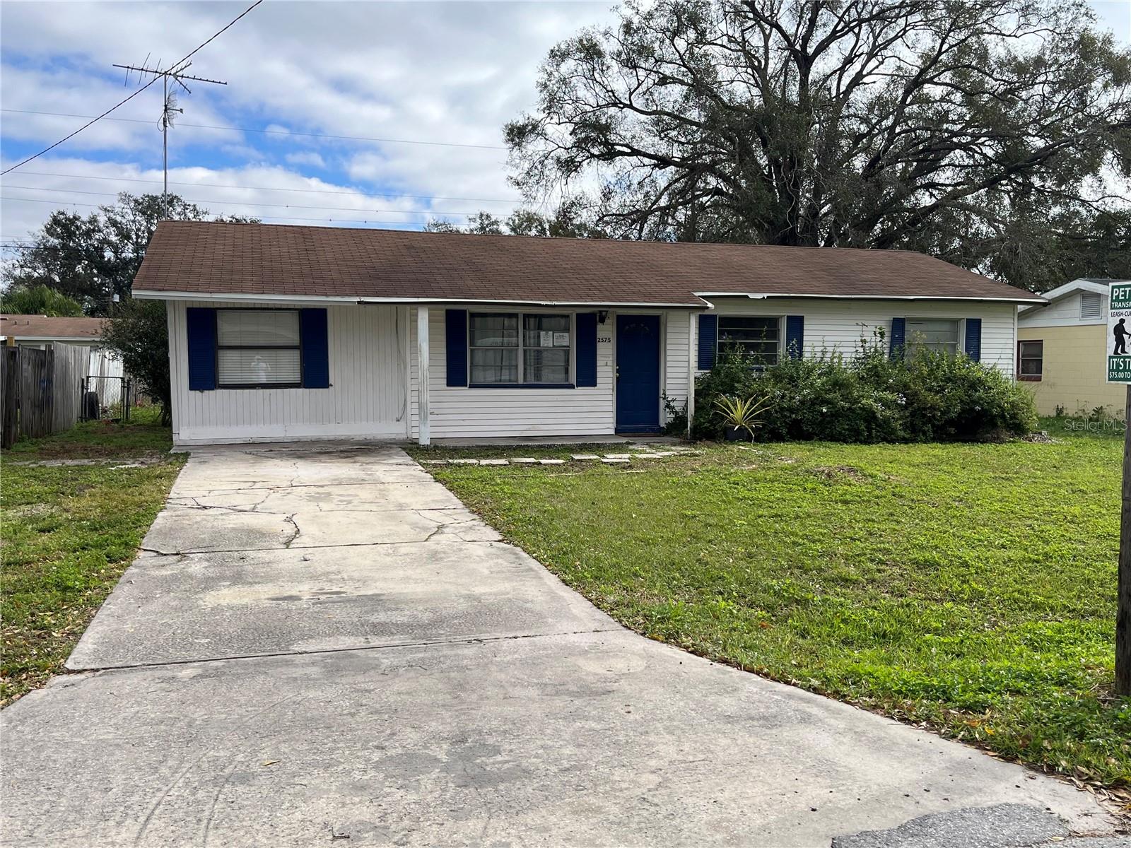 Wow!! Freshly to this HOT market. what an investment opportunity for a FIXER-UPPER that can generate income, Great for a 1st time buyers or investors. THIS ONE WON'T LAST!!!!!!!!!!Great price for the area. Do not miss out this great opportunity to own this 3-BEDROOM 1.5 BATH.
Dining and living room combo, Property offers a large/spacious backyard, can built your own oasis for gathering with family and friends. Call to view the property and schedule your showing.