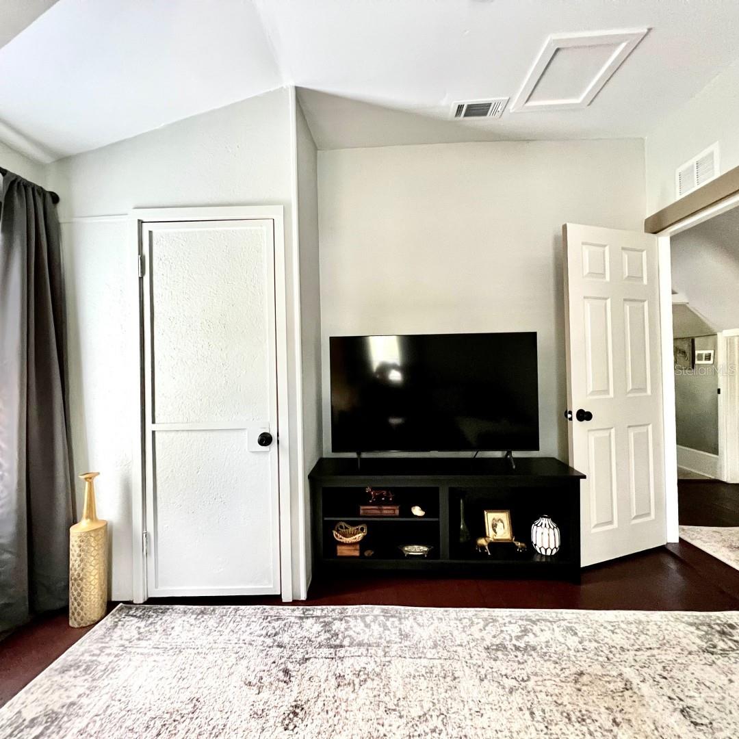 TOWN/BELLEVIEW - Residential