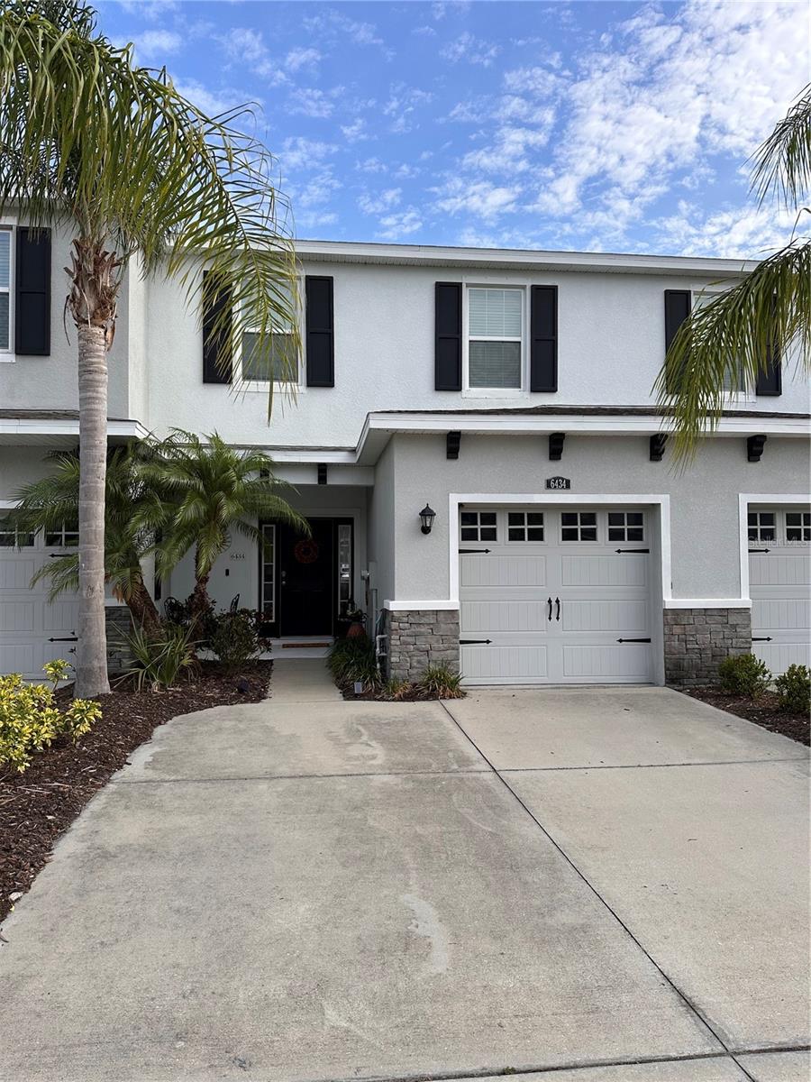This furnished townhouse with an open floor plan and Pond view is available for rent now . Bedrooms and laundry are upstairs with a lot of extra storage spaces .
The open floor plan boost the kitchen that's fully equipped and open to living room and dining room .
The first floor living space overlooks a covered lanai , what is able to serve for entertainment for friend and family .
In the living area their is a half bathroom and a fireplace .
This community is about 8-10 miles drive to Siesta Key and other world famous beaches . Restaurants , Shopping , Hospitals , Schools within close proximity . Owner is looking to do 7 Months or 1 Year rental .