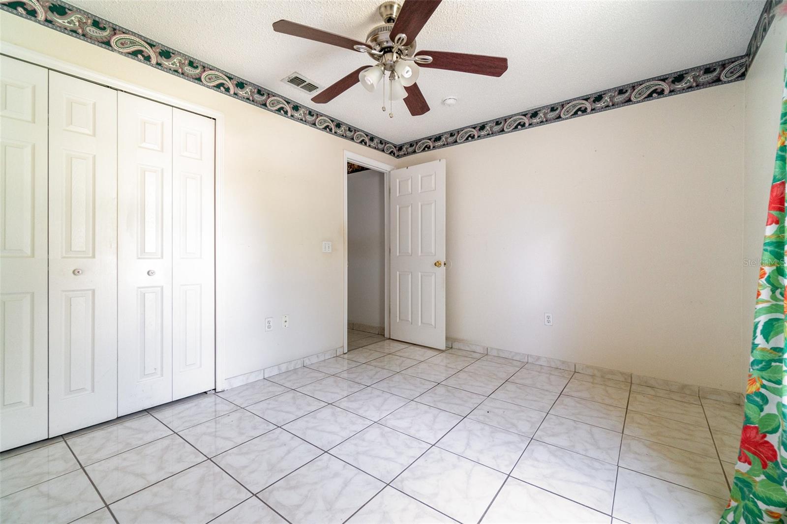 OAKS SUMMIT LAKE - Residential