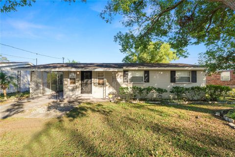 A home in LAKELAND