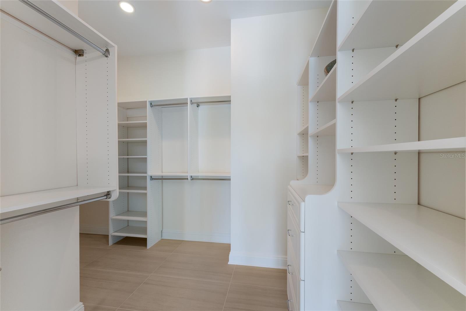 COUNTRY CLUB SHORES - Residential