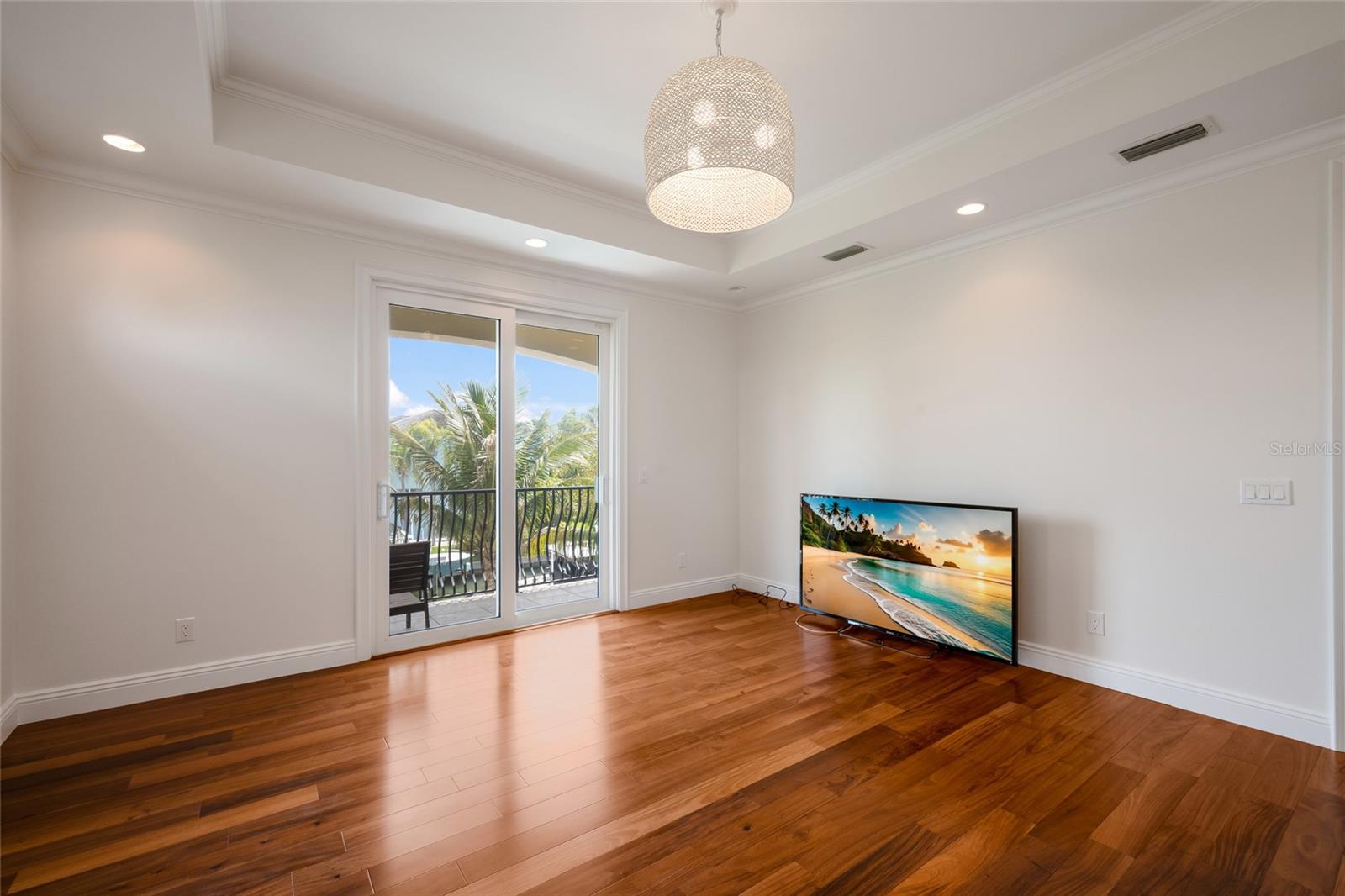 COUNTRY CLUB SHORES - Residential