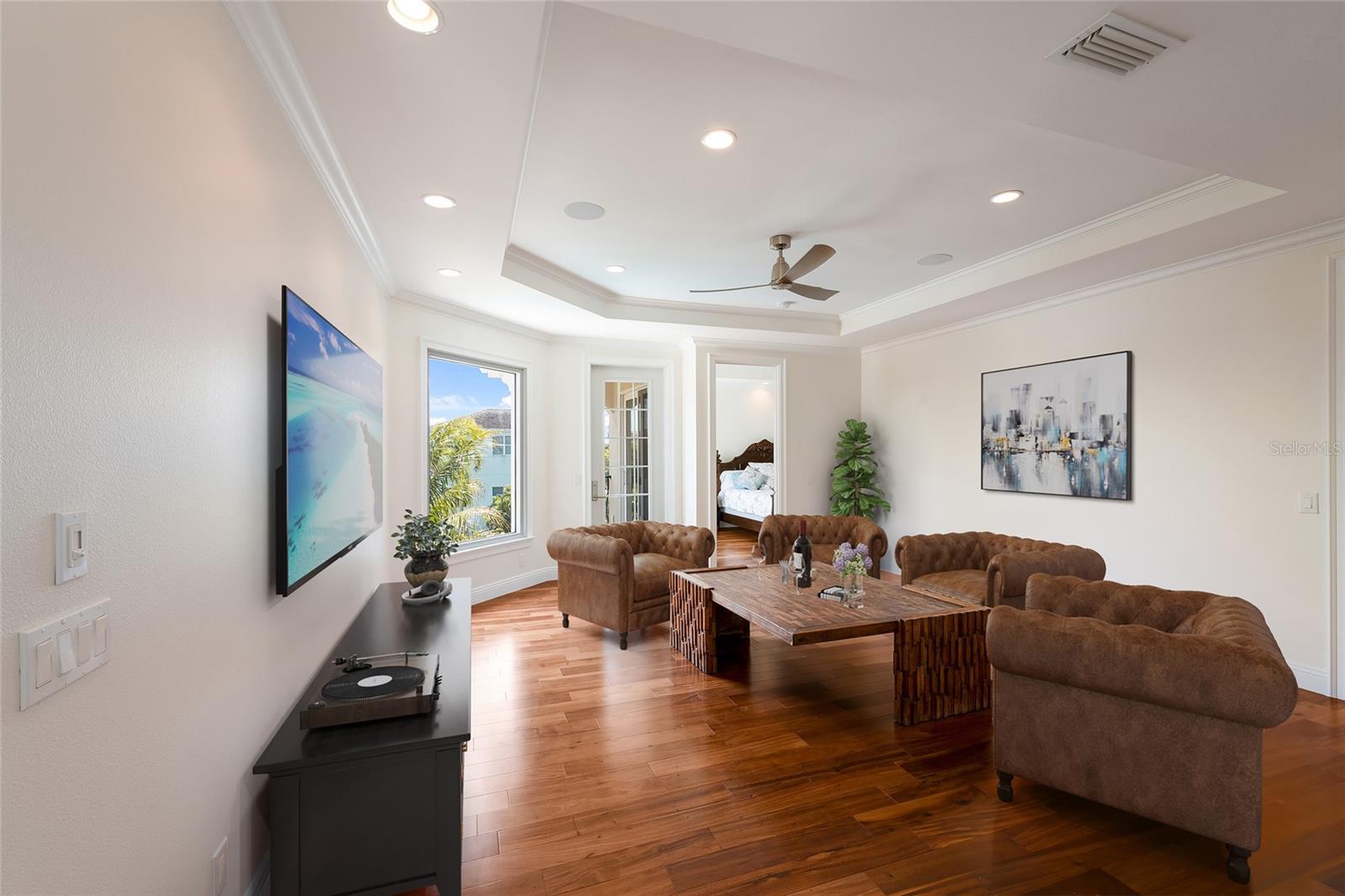 COUNTRY CLUB SHORES - Residential