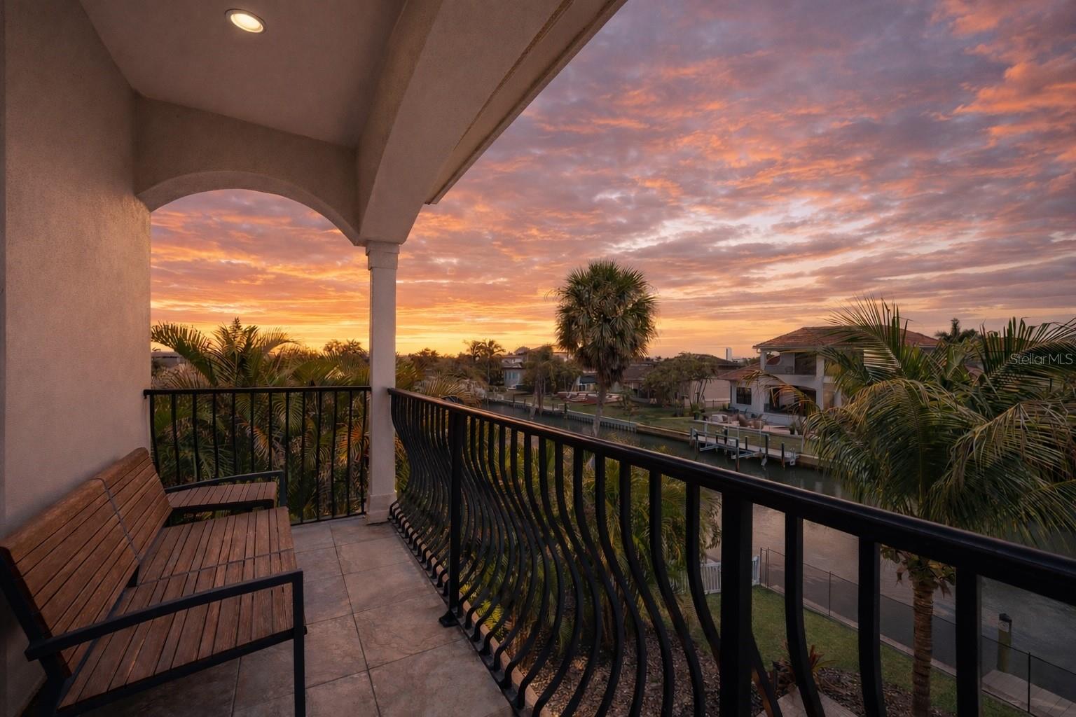 COUNTRY CLUB SHORES - Residential