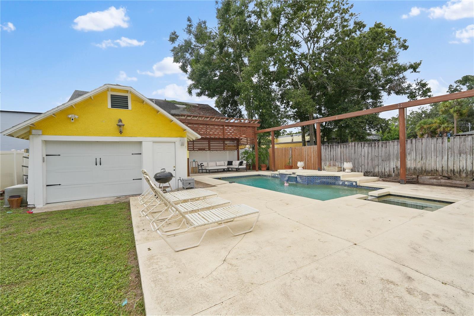 COLONIAL HILLS FIRST ADD - Residential