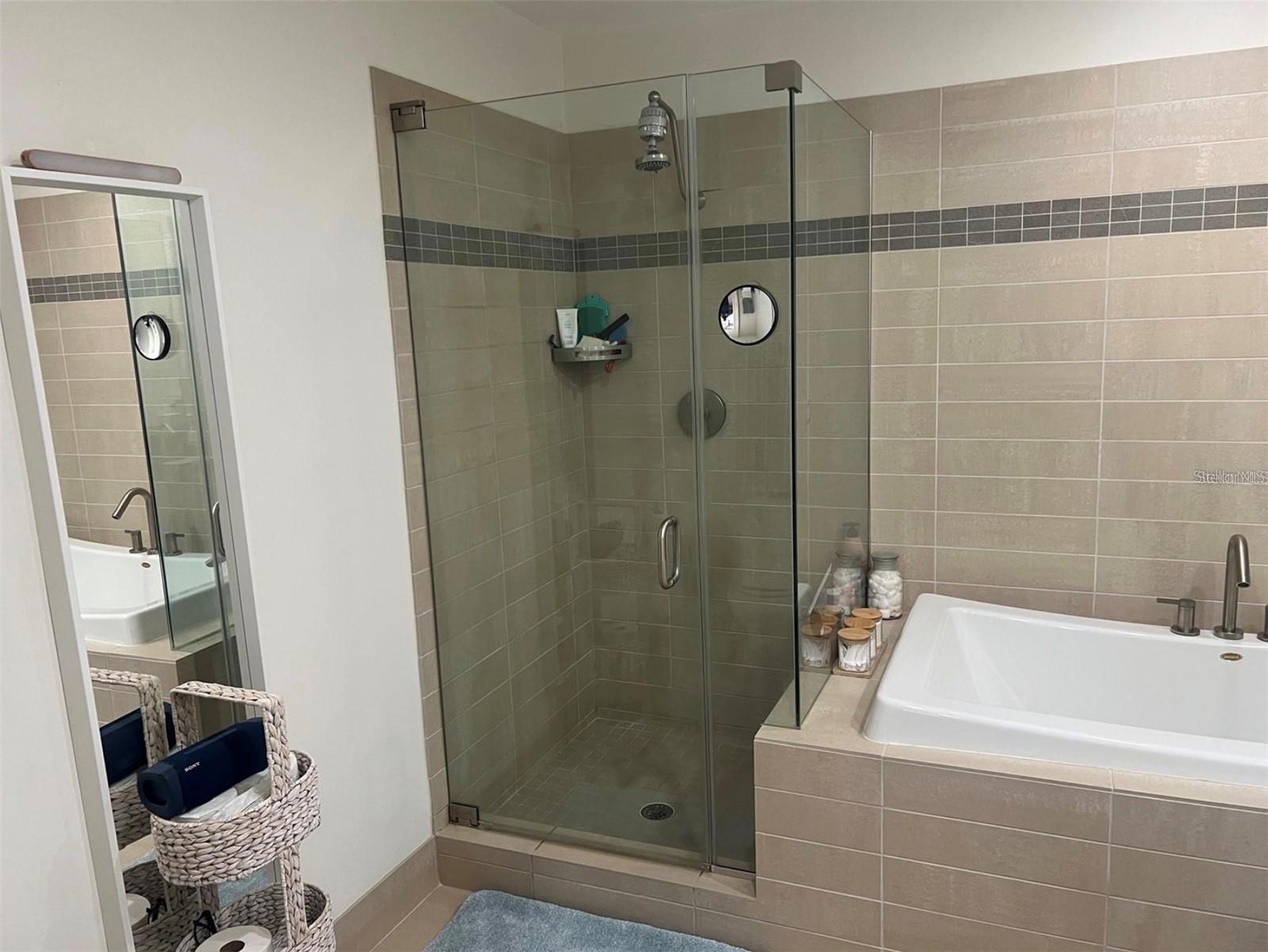 SIGNATURE PLACE CONDO - Residential Lease