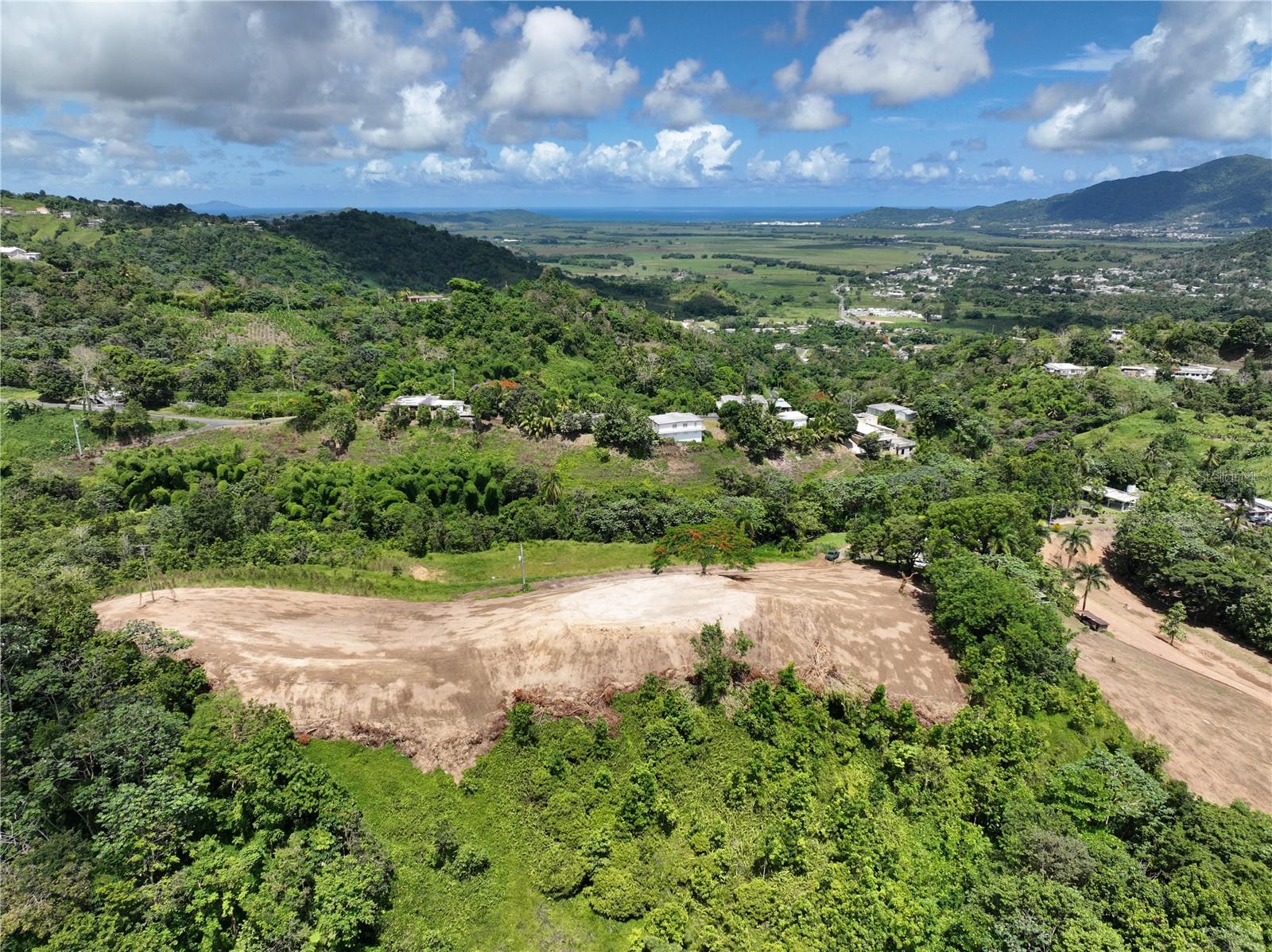 Beautiful land for sale in the Jácanas neighborhood of the Piedra Blanca area of Yabucoa. This is a unique opportunity to acquire a 5,806 m2 plot of land (1.5 acres) located on Highway 902, km 10.5, in a tranquil area with great potential. This property borders a ravine, providing a relaxing environment perfect for building your home and growing crops. Take advantage of this opportunity to own the land of your dreams and develop your future in a place surrounded by nature.