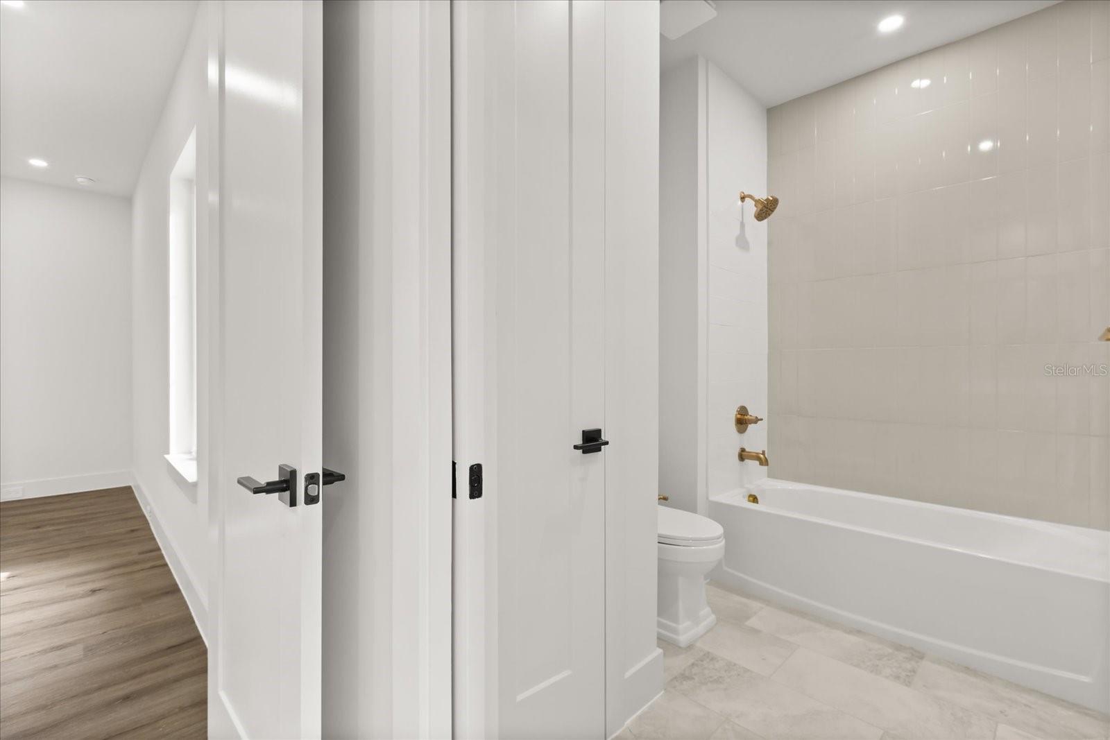 HOURGLASS HOMES - Residential