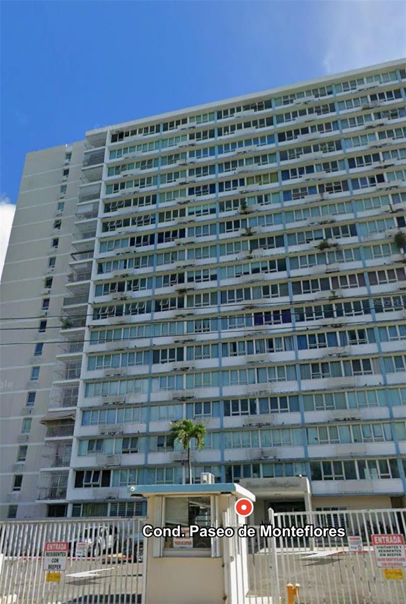 Beautiful and well-ventilated apartment located at Condominio Paseo de Monteflores, 10th floor.
It features 853 sq. ft. with:
• Spacious living and dining area
• Comfortable kitchen
• 3 bedrooms
• 1 bathroom
• Hallway laundry area
• Electric water heater
• 1 parking space
The building offers:
?? Excellent location near Luis Muñoz MarÃn International Airport (SJU), shopping centers, and restaurants
?? Full power generator for common areas and areas in the apartment
?? Basketball court
?? Playground
?? Event/Activity room