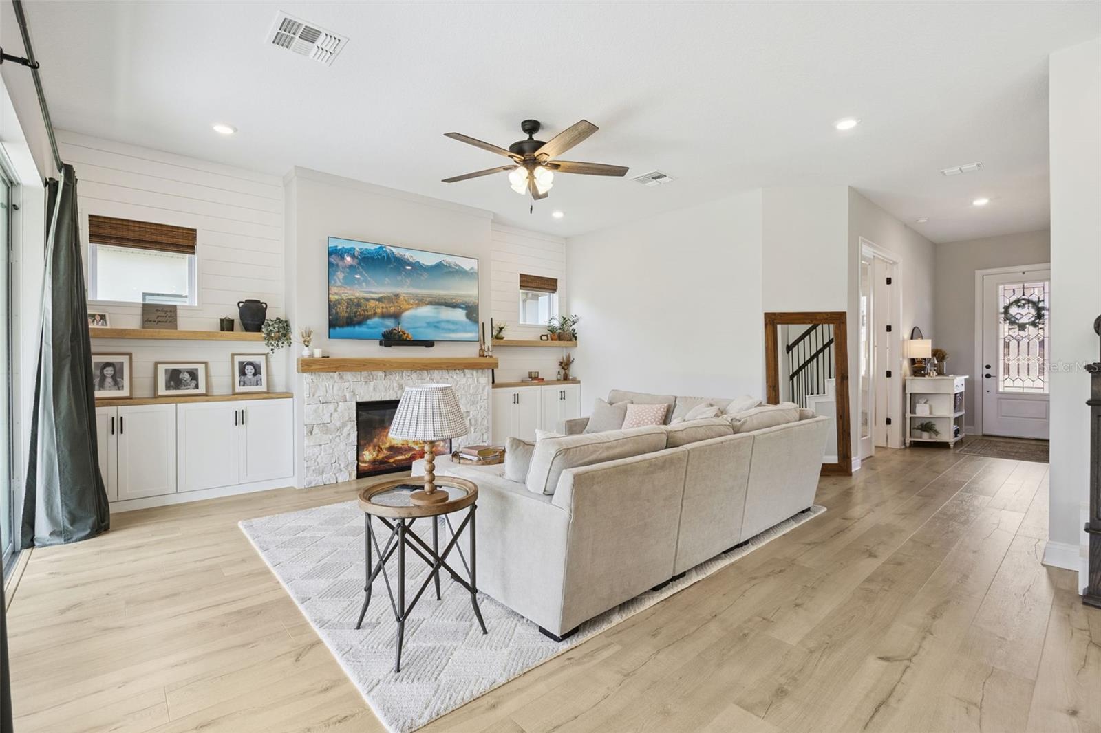 JOHNS LAKE POINTE - Residential