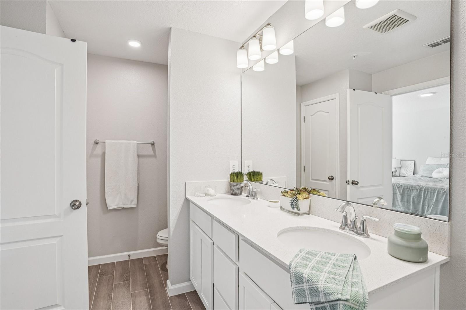 TOWNS AT LAKE MONROE COMMONS - Residential