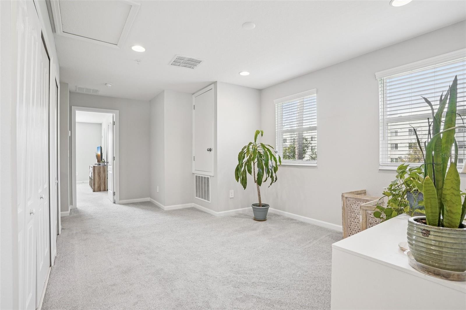 TOWNS AT LAKE MONROE COMMONS - Residential