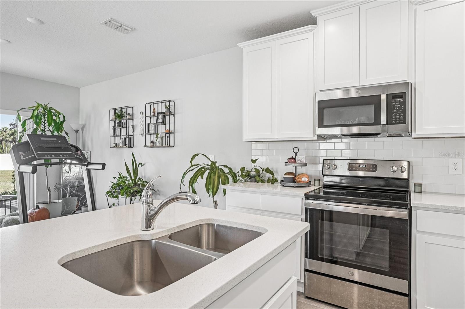 TOWNS AT LAKE MONROE COMMONS - Residential