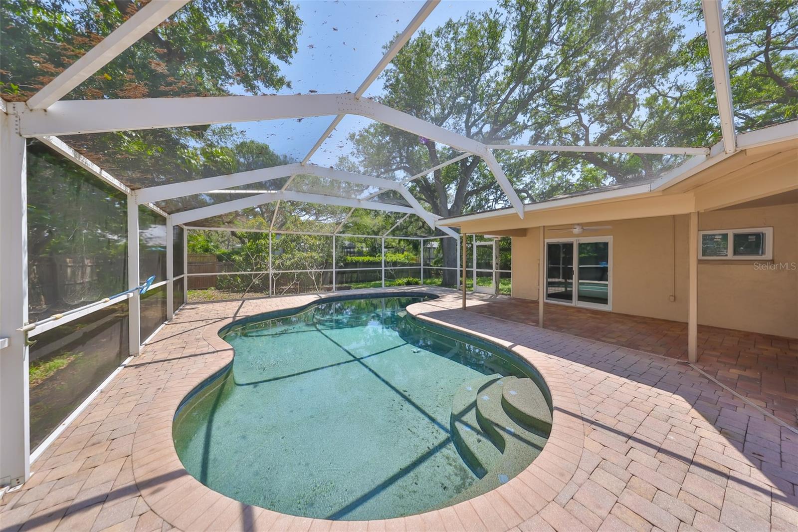 940 WOODLAND DRIVE