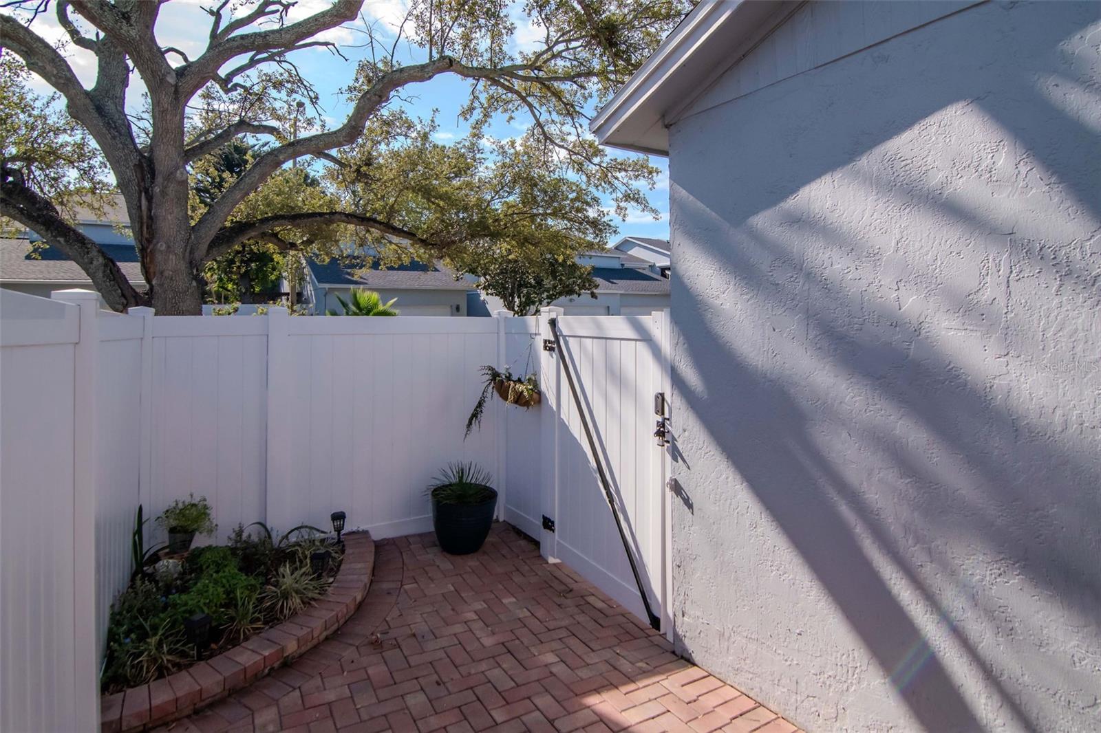 BERKELEY TWNHMS - Residential