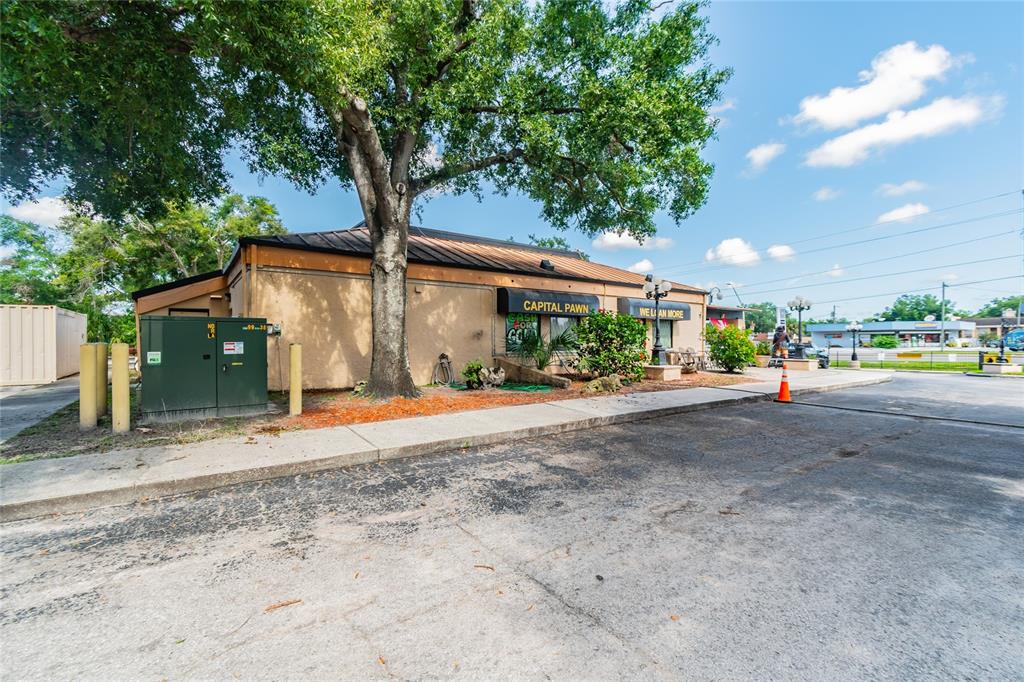 Main image without alt text