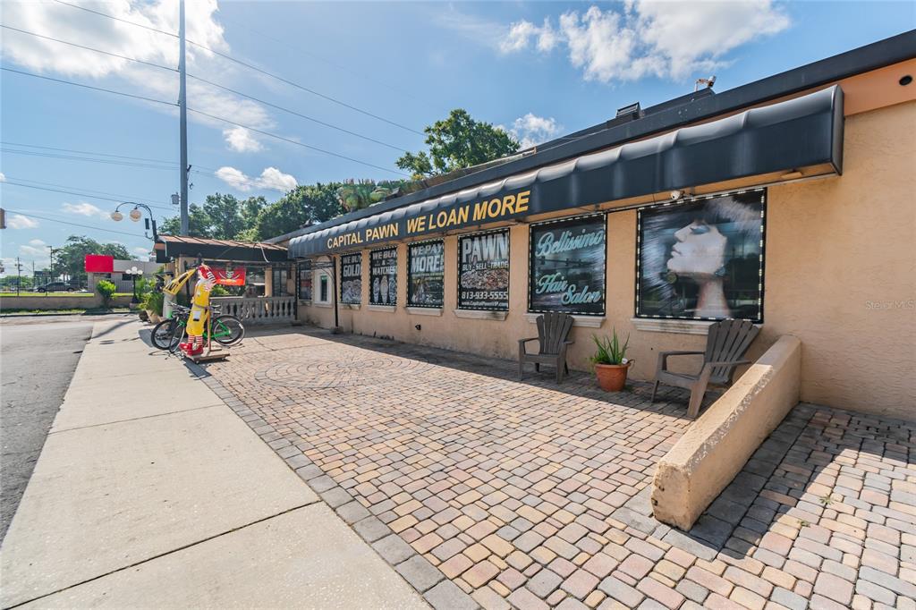 Main image without alt text