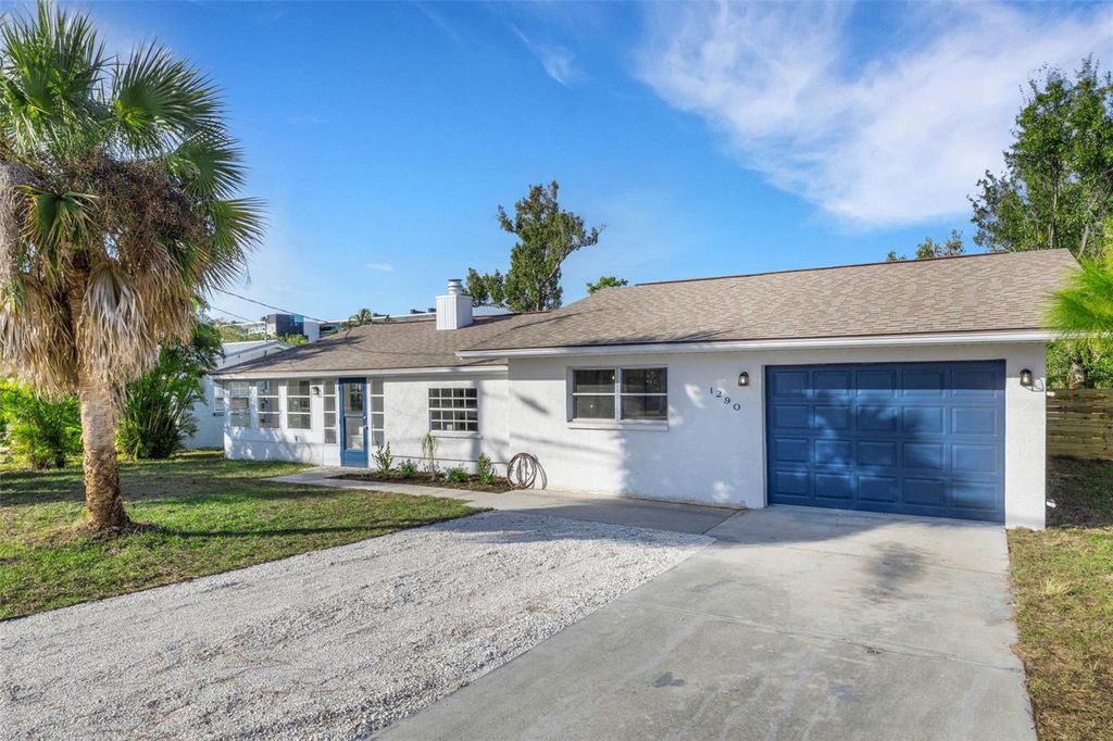 Photo of 1290 Oxford Drive, Englewood, FL 34223 (MLS # N6141933)