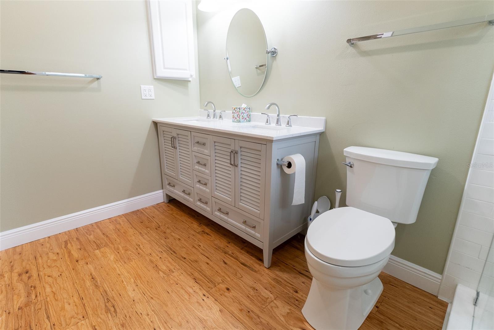 CIRCLE SQUARE WOODS - Residential