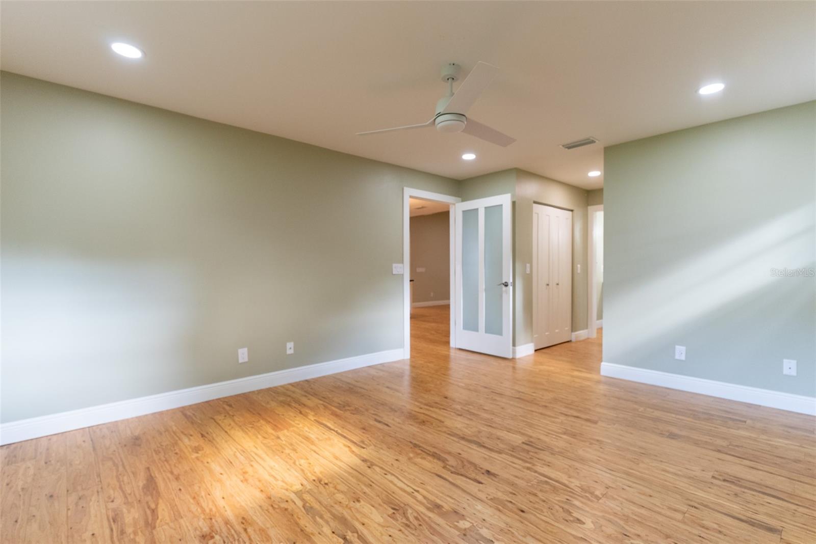 CIRCLE SQUARE WOODS - Residential