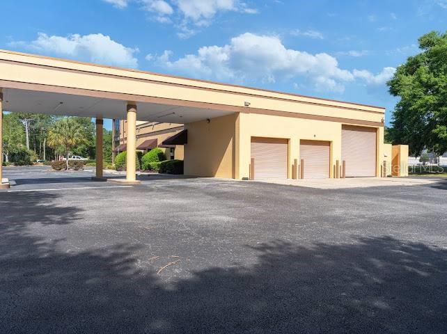 Prime Flex/Warehouse Space Available on SR 200 – Ocala, FL - Position your business for success with this highly visible flex/warehouse opportunity directly on State Road 200 — one of Ocala’s busiest commercial corridors. Offering 1,780± SF of versatile space, this property is ideal for businesses seeking premium exposure, convenience, and functionality.
Strategic SR 200 Frontage: Exceptional visibility and access along a major high-traffic artery.
Flexible Layout: Open floor plan with three rolling bay doors, allowing for easy logistics, loading, or showroom adaptability.
Private Restroom: On-site amenities for staff and clients.
Generous Parking: Ample surface parking accommodates employees, customers, and deliveries.
Zoned B-2: Supports a wide variety of commercial uses, including retail, service, light industrial, and distribution.
This is a rare opportunity to establish or expand your operations in the heart of Ocala’s thriving commercial district. Surrounded by national retailers, growing residential developments, and minutes from I-75, your business will benefit from maximum exposure and connectivity.
Available Now — Secure your spot in one of the region’s most sought-after locations!