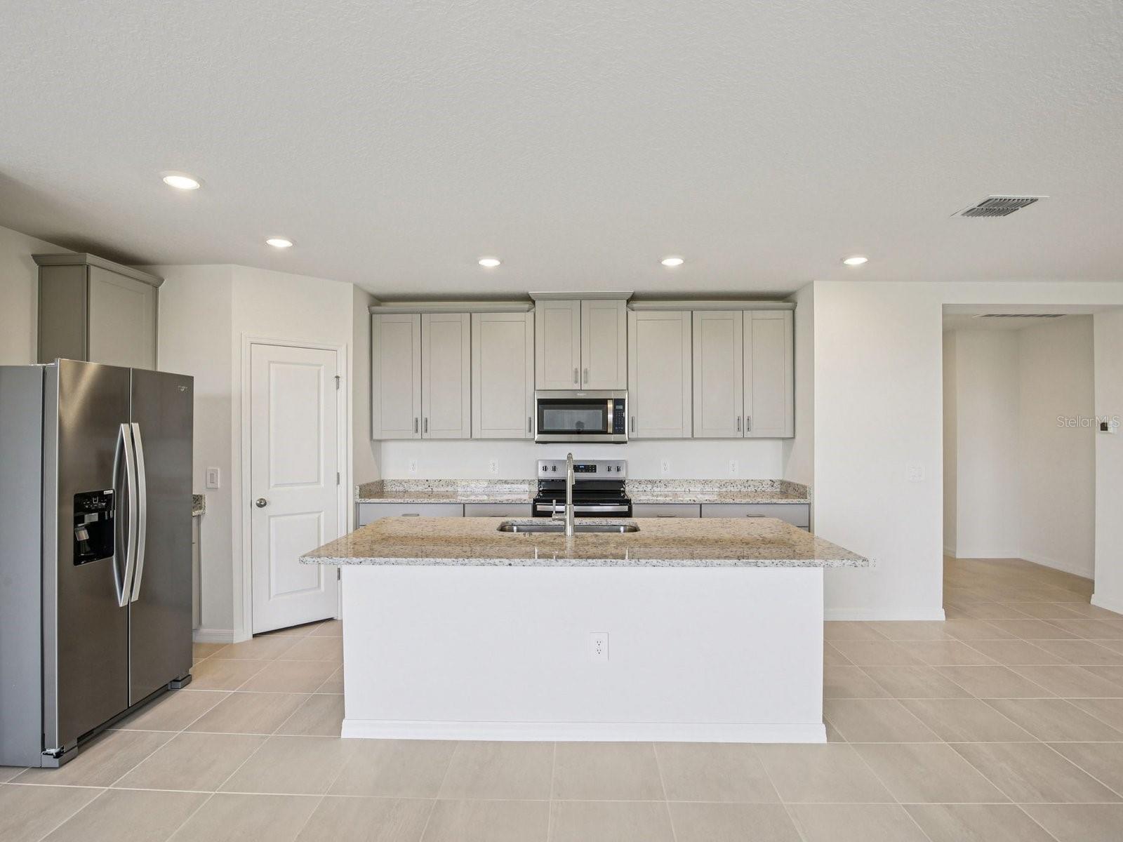 823 SUNSHOWER DRIVE