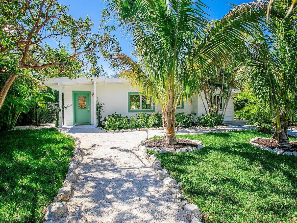 Escape to your own private garden oasis on beautiful Longboat Key. This home features lush tropical landscaping, a sparkling heated pool, and a spacious screened lanai perfect for outdoor dining and relaxation. Inside, enjoy a chef’s kitchen with premium appliances, including a Wolf range, and newly updated bedrooms and baths — the primary suite offers a brand-new king bed, while the kid’s room includes bunk beds for family fun. Accommodating up to 9 guests, the property is just a short stroll to pristine Whitney Beach and nearby fishing docks, with top local restaurants and cafes — like Mar Vista, Shore, Whitney’s, and more — only minutes away. A local owner ensures attentive service to make your stay unforgettable. $10,000 off season/$14,000 season